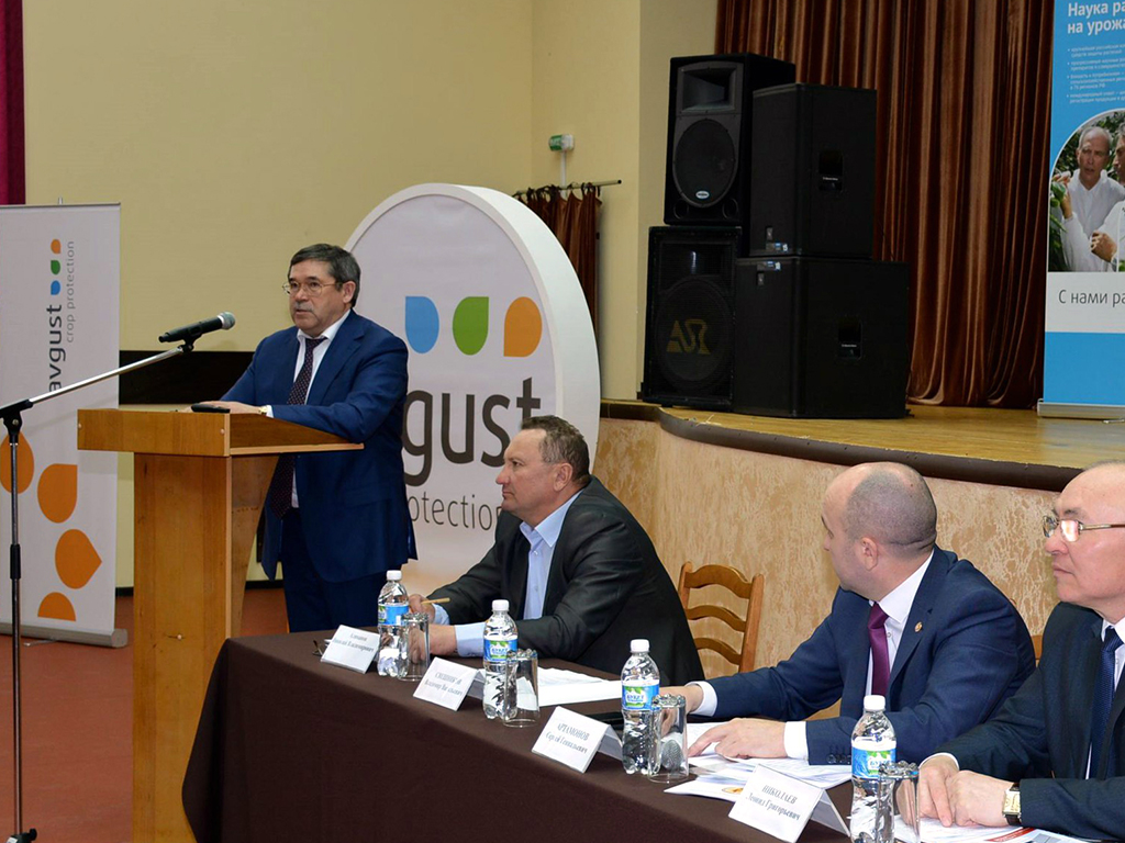 "Avqust" zavodunda respublika müşavirəsi keçirilib